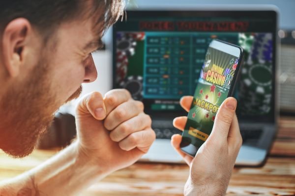 Antarmuka First Goal lamzu menampilkan jadwal pertandingan, statistik tim, dan opsi prediksi di layar mobile